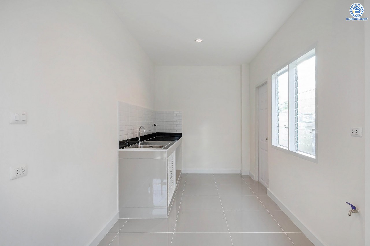 บ้านมือสองตกแต่งใหม่ โครงการ บุษราคัมรีเจนท์ ปิ่นเกล้า-บรมราชชนนี เนื้อที่  67.50 ตร.ว. ฟังก์ชัน 3 ห้องนอน 3 ห้องน้ำ จอดรถได้ 2 คัน สภาพแวดล้อมดี เดินทางเข้าสู่เมืองได้สะดวกเชื่อมต่อ ถนนพุทธมณฑลสาย 2, ถนนบรมราชชนนี, ถนนกาญจนาภิเษก, ถนนศาลาธรรมสพน์ ใกล้เซ็นทรัลปิ่นเกล้า, ตลาดสดธนบุรี และจุดขึ้นทางด่วน "ศรีรัช"